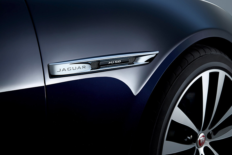 専用バッヂやダイヤモンドカット・レザーシートを採用