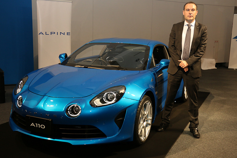 11月下旬発売予定のアルピーヌ「A110 ピュア」とアルピーヌ・ジャポン COO トマ・ビルコ氏