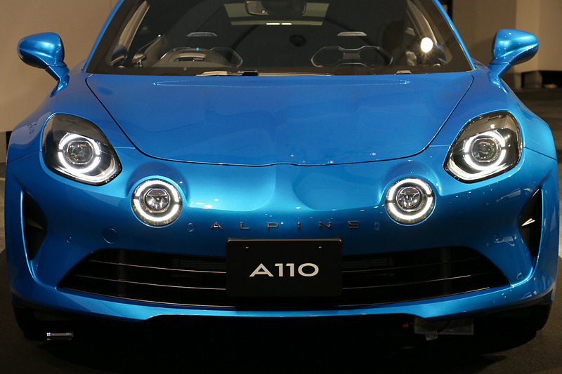 全車で4灯式のフルLEDヘッドライトを採用