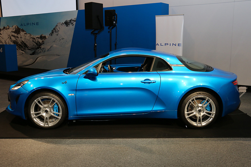 ボディサイズは4205×1800×1250mm（全長×全幅×全高）、ホイールベースは2420mm。前後重量配分は44：55となる