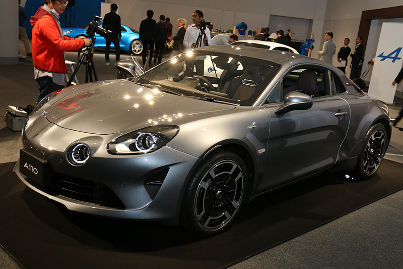 A110 リネージ。ボディカラーは「グリ トネール M」