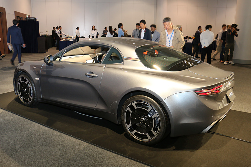 A110 リネージ。ボディカラーは「グリ トネール M」