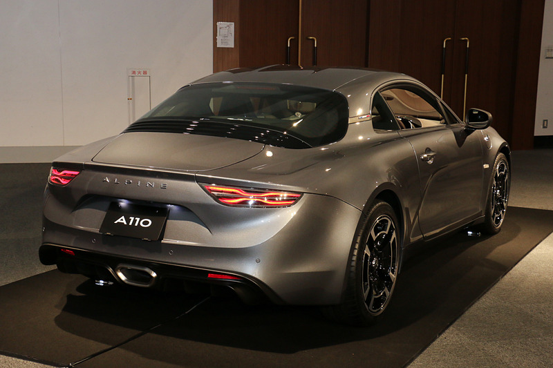 A110 リネージ。ボディカラーは「グリ トネール M」