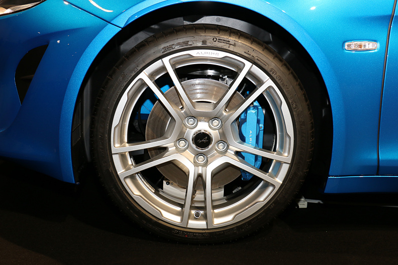 ピュアのホイール。限定車のプルミエール・エディションと同じフックス製の鍛造18インチアロイホイールだが、カラーリングがシルバー単色に変更された