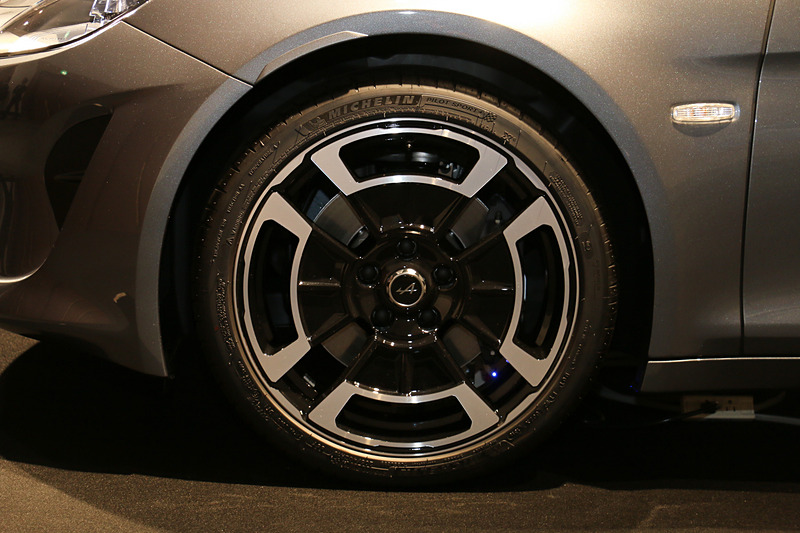 新デザインとなるリネージのホイール。タイヤサイズは2グレードで同一だが、ホイールサイズはピュアが前7.5J×18、後8.5J×18、リネージが前7J×18、後8J×18となる