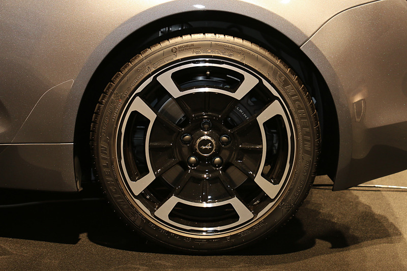 新デザインとなるリネージのホイール。タイヤサイズは2グレードで同一だが、ホイールサイズはピュアが前7.5J×18、後8.5J×18、リネージが前7J×18、後8J×18となる