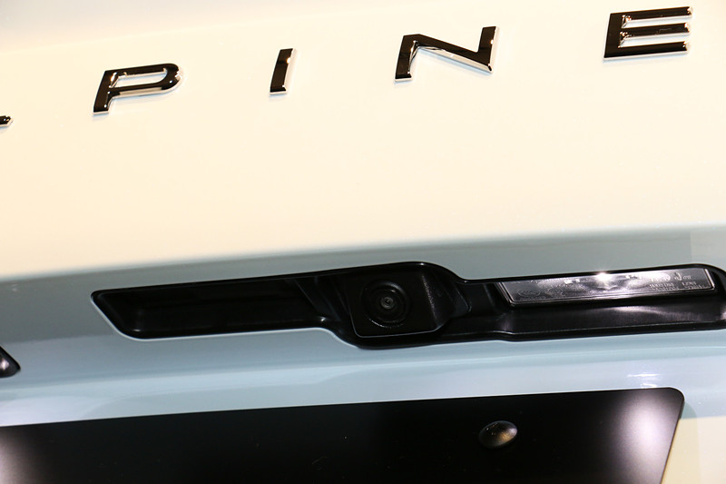 リアバンパーのナンバープレート上にリアカメラを装備