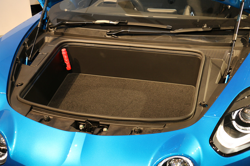 車両の前後にラゲッジスペースを設定。容量はフロントが100L、リアが96Lとなる