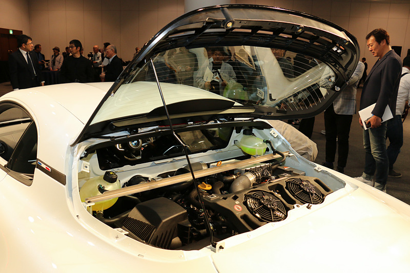 キャビン後方に搭載される「M5P」型の直列4気筒DOHC 1.8リッター直噴ターボエンジン。最高出力185kW（252PS）/6000rpm、320Nm（32.6kgfm）/2000rpmを発生する