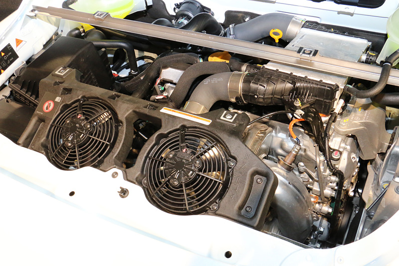 キャビン後方に搭載される「M5P」型の直列4気筒DOHC 1.8リッター直噴ターボエンジン。最高出力185kW（252PS）/6000rpm、320Nm（32.6kgfm）/2000rpmを発生する