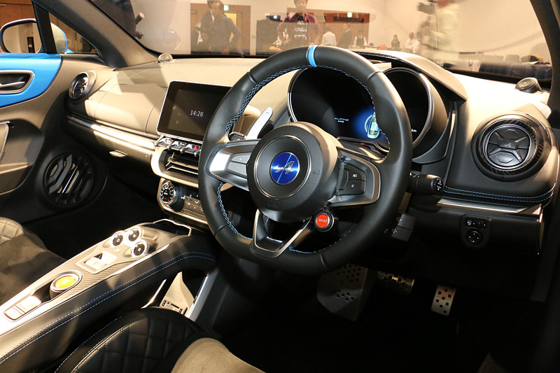 ピュアのインテリア。シートは前後スライドのみのバケットシートとなる