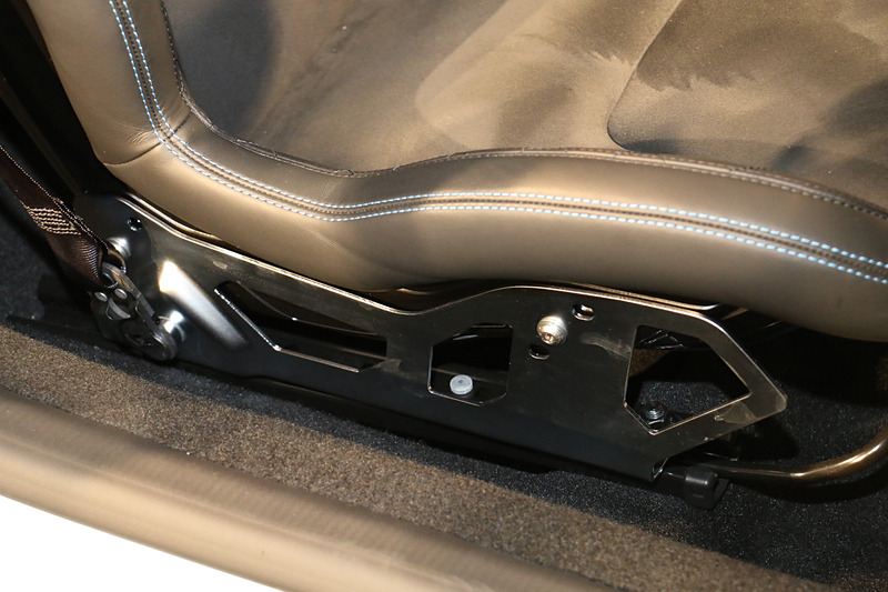 ピュアのインテリア。シートは前後スライドのみのバケットシートとなる