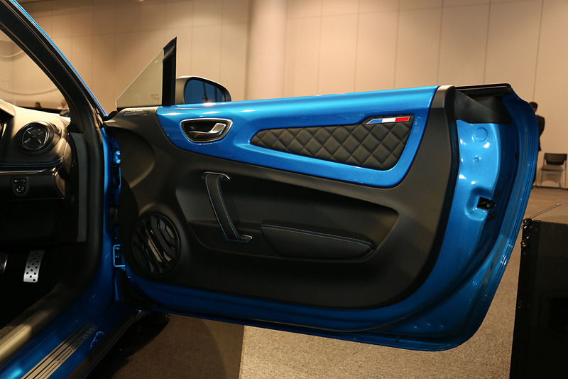 ピュアのインテリア。シートは前後スライドのみのバケットシートとなる