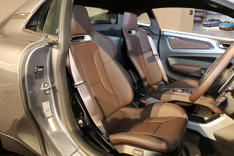 リネージのブラウンレザーシートはリクライニング、高さ調節、シートヒーターなどを備える