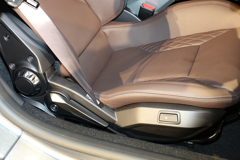 リネージのブラウンレザーシートはリクライニング、高さ調節、シートヒーターなどを備える