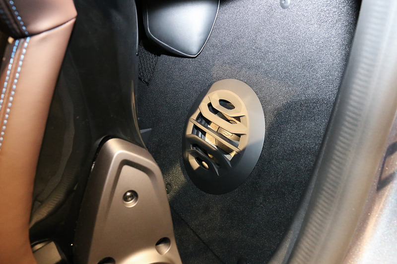 リネージは左側シート後方にフォーカル製の軽量サブウーファーを備える