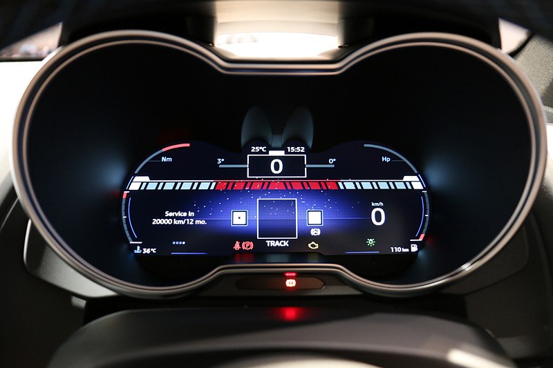 ステアリングに設定された「SPORTボタン」を押すことで、フルカラーTFTメーターの表示が「ノーマル」「スポーツ」「トラック」の3種類に切り替わる