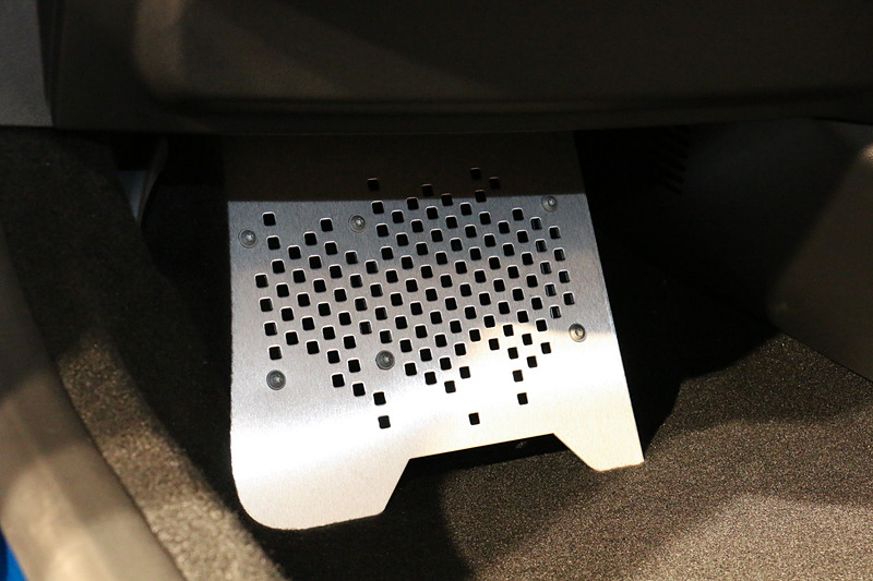 運転席にアルミペダルを設定するほか、助手席側の足下にALPINEロゴ入りのキッキングプレートを装着