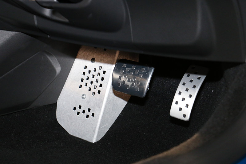 運転席にアルミペダルを設定するほか、助手席側の足下にALPINEロゴ入りのキッキングプレートを装着