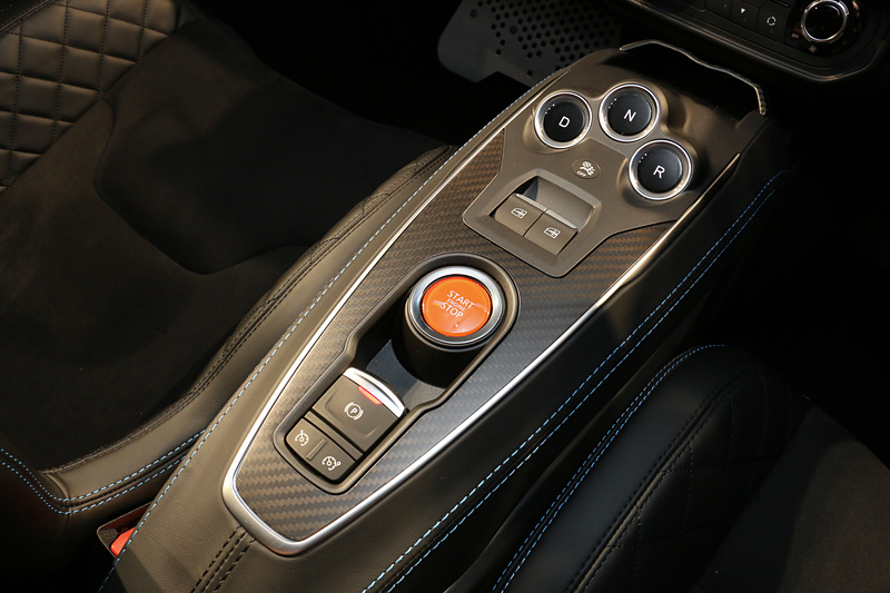 センターコンソールにエンジンのスタート＆ストップスイッチ、電動パーキングブレーキ、シフトセレクトスイッチなどをレイアウト