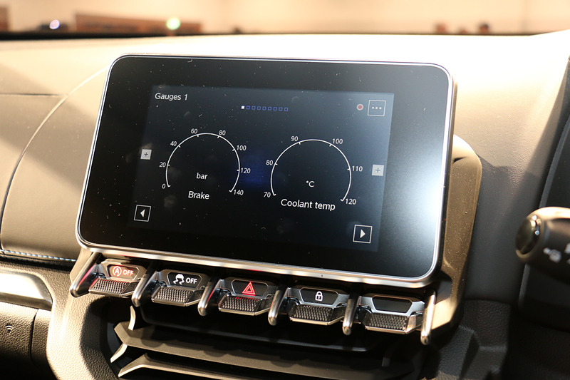 インパネ中央の「7インチマルチファンクションタッチスクリーン」はラジオやUSB接続されたスマートフォンの音源などを再生できるほか、「ALPINEテレメトリー」で車両のアクセル開度やGセンサー情報、シフト情報などを表示できる