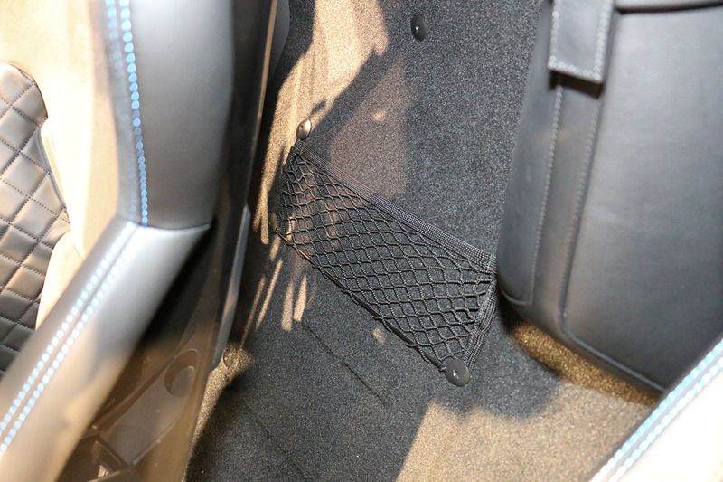 右側シート後方に小物を収納できるネットを追加