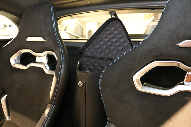 三角柱型の小物入れが左右のシート間に用意された