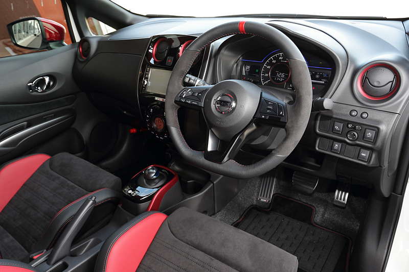 レカロシート付車のインテリア。撮影車はオプションの「インテリジェントルームミラー」（アラウンドビューモニター表示機能付）を装着