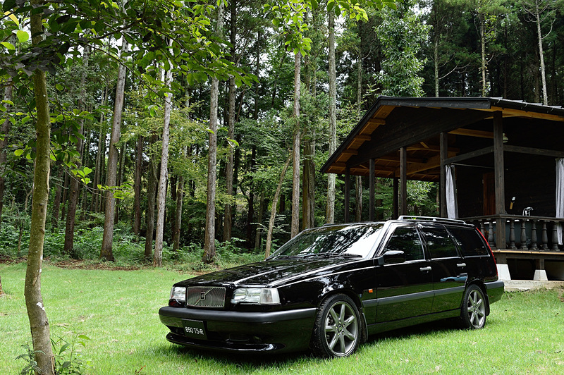 新型「V60」の試乗会場には歴代のエステートが展示された（左からP1800、240 TACK、850 T5-R）