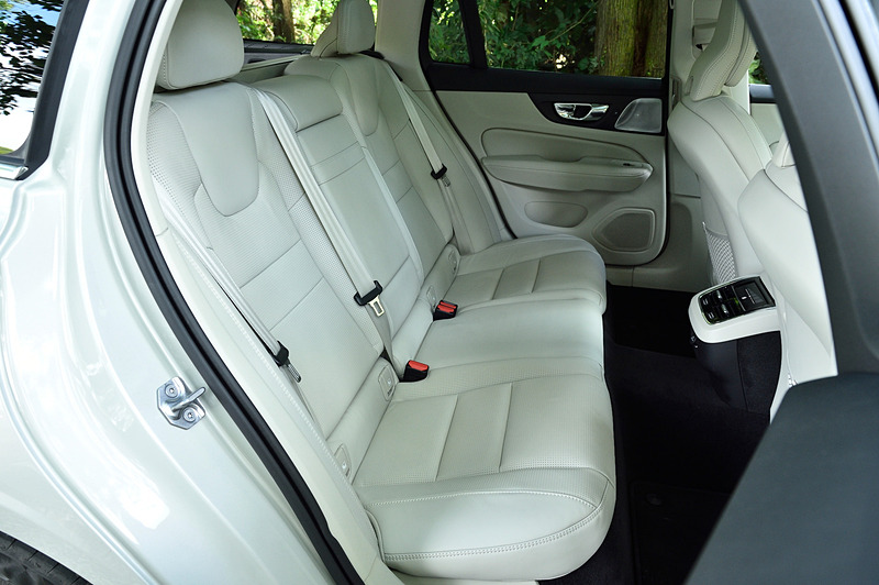 T5 Inscriptionのインテリアでは、ナッパレザーシート（フロントシートはベンチレーション＆マッサージ機能付き）やドリフトウッド・パネル、ヘッドアップディスプレイといった上級装備が備わる