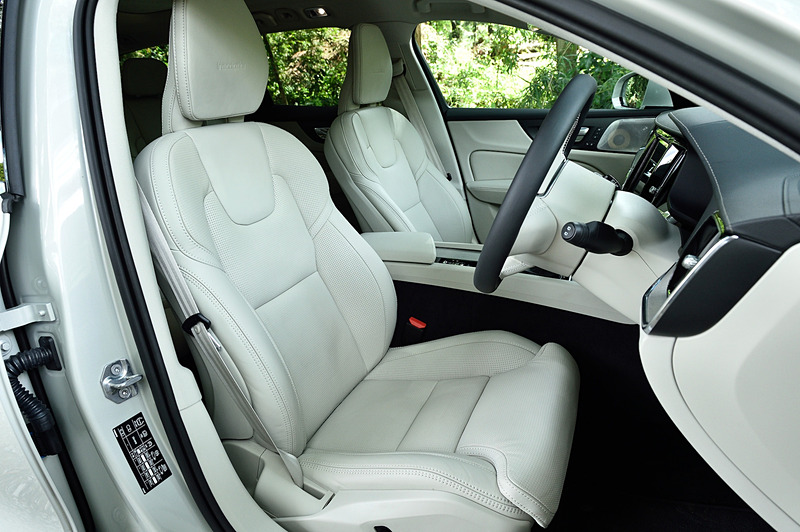 T5 Inscriptionのインテリアでは、ナッパレザーシート（フロントシートはベンチレーション＆マッサージ機能付き）やドリフトウッド・パネル、ヘッドアップディスプレイといった上級装備が備わる