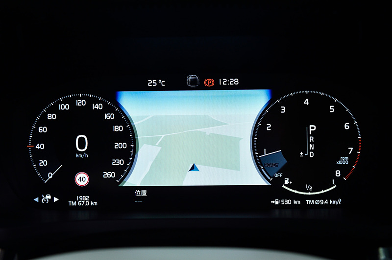 T5 Inscriptionのインテリアでは、ナッパレザーシート（フロントシートはベンチレーション＆マッサージ機能付き）やドリフトウッド・パネル、ヘッドアップディスプレイといった上級装備が備わる