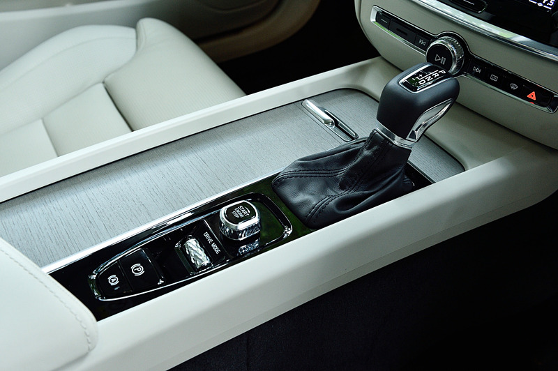 T5 Inscriptionのインテリアでは、ナッパレザーシート（フロントシートはベンチレーション＆マッサージ機能付き）やドリフトウッド・パネル、ヘッドアップディスプレイといった上級装備が備わる