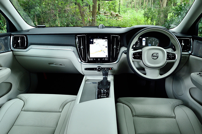 T5 Inscriptionのインテリアでは、ナッパレザーシート（フロントシートはベンチレーション＆マッサージ機能付き）やドリフトウッド・パネル、ヘッドアップディスプレイといった上級装備が備わる