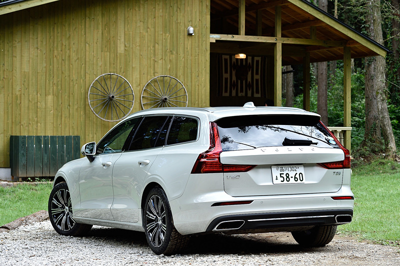 9月25日に発表された新型「V60」。写真はベーシックグレードの「T5 Momentum」(499万円)とともに導入される「T5 Inscription」(599万円)で、ボディサイズは4760×1850×1435mm(全長×全幅×全高)、ホイールベースは2870mm。このほかPHEVの「T8 Twin Engine AWD Inscription」(819万円)、「T6 Twin Engine AWD Inscription」(749万円)を2019年3月以降に納車開始。加えて「T6 Twin Engine AWD Momentum」(価格未定)を2019年7月ごろに導入することが予告されている