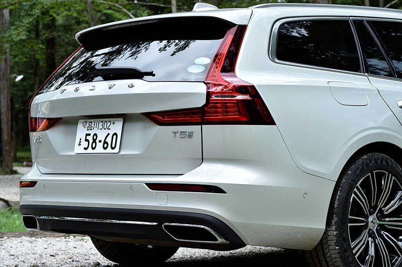 新型V60ではトールハンマーデザインのLEDデイタイム・ランニング・ライトを備えたフルアクティブLEDヘッドライトやLEDテールランプ、シルバーカラーのルーフレールなどを装備。足下は10マルチスポークの18インチアルミホイールにコンチネンタル「PremiumContact 6」（235/45 R18）の組み合わせ