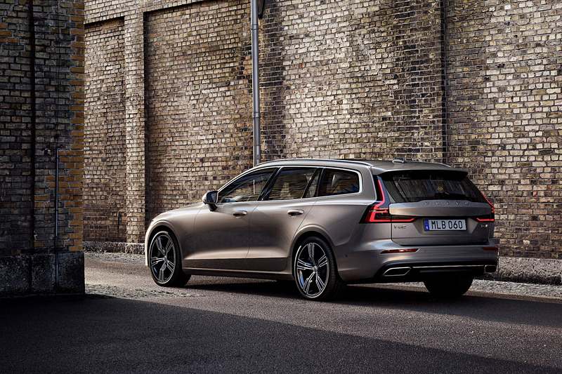 新型V60のボディサイズは先代V60から125mm長く、15mm狭く、45mm低い4760×1850×1435mm（全長×全幅×全高）、ホイールベースは95mm増の2870mmとなった
