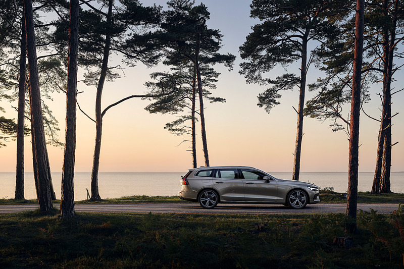 新型V60のボディサイズは先代V60から125mm長く、15mm狭く、45mm低い4760×1850×1435mm（全長×全幅×全高）、ホイールベースは95mm増の2870mmとなった