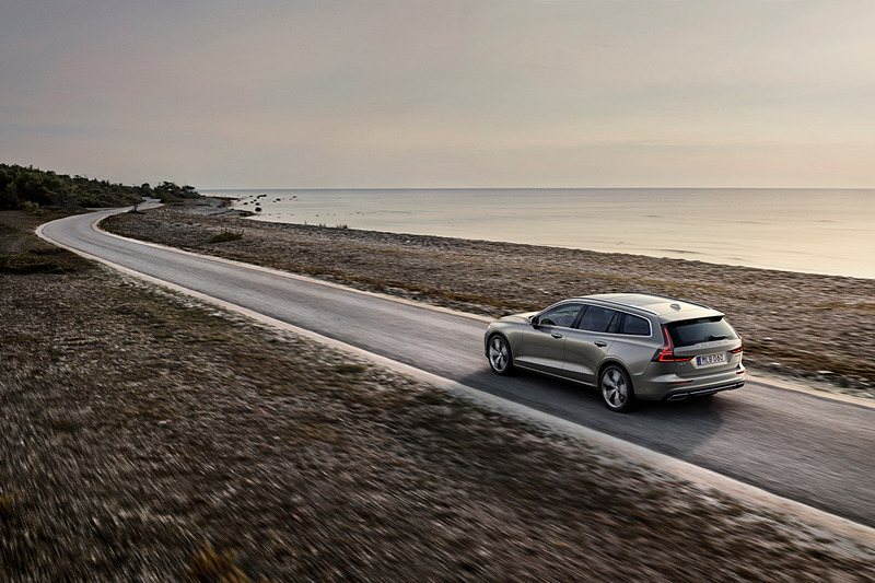 新型V60のボディサイズは先代V60から125mm長く、15mm狭く、45mm低い4760×1850×1435mm（全長×全幅×全高）、ホイールベースは95mm増の2870mmとなった