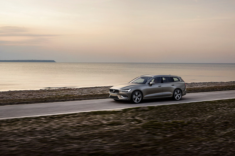 新型V60のボディサイズは先代V60から125mm長く、15mm狭く、45mm低い4760×1850×1435mm（全長×全幅×全高）、ホイールベースは95mm増の2870mmとなった