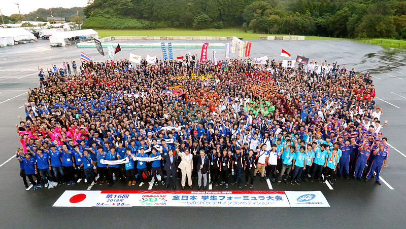 学生フォーミュラに参加できるのは大学院、大学、短大、高等専門学校、または短大相当の専門学校の学生。海外からの参加チームも増えている