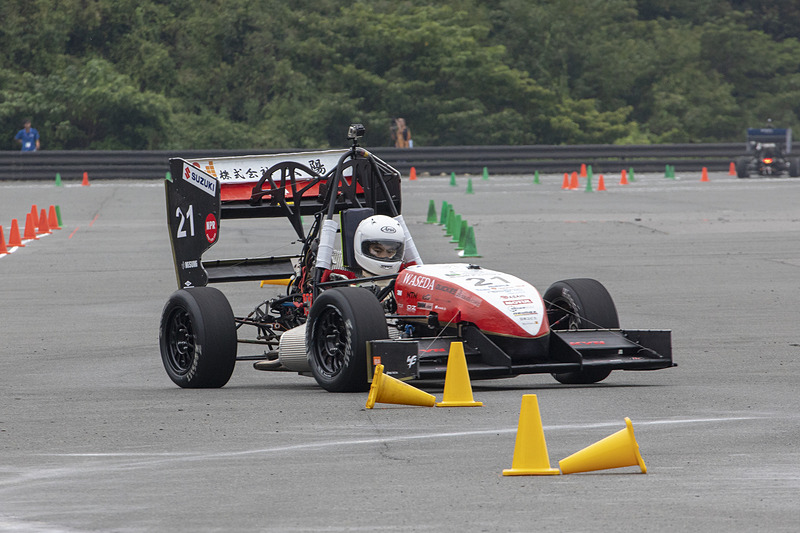 学生フォーミュラに参加できるのは大学院、大学、短大、高等専門学校、または短大相当の専門学校の学生。海外からの参加チームも増えている