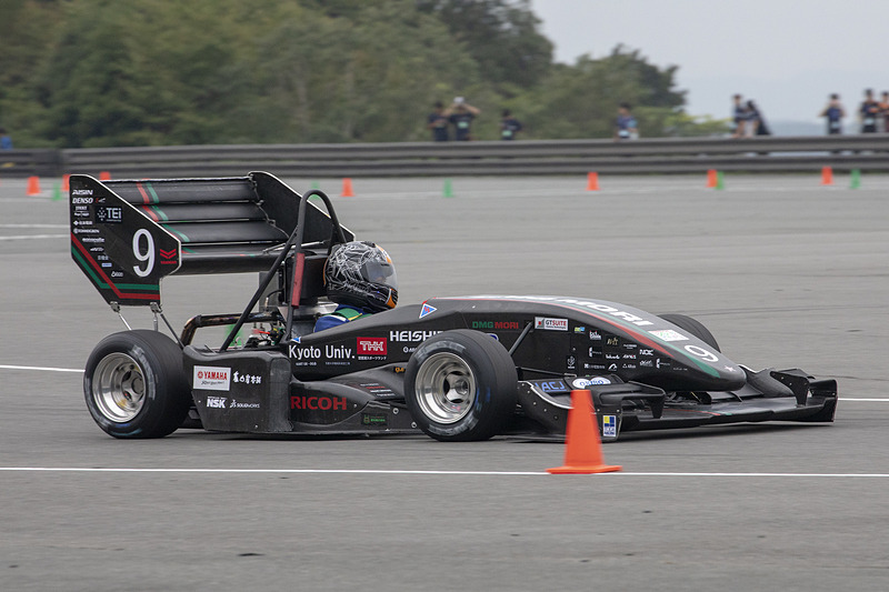 空力に関して最も個性的だったのが京都大学のマシン。前後ウイングはすべてバネ下に取り付けてあるので、車体がロールしてもウイングの角度は変わらない。また、車体はカーボンモノコック