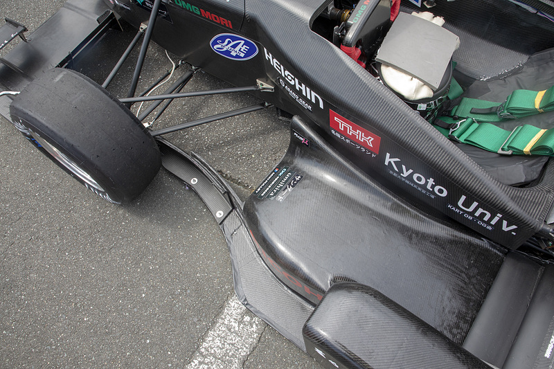 空力に関して最も個性的だったのが京都大学のマシン。前後ウイングはすべてバネ下に取り付けてあるので、車体がロールしてもウイングの角度は変わらない。また、車体はカーボンモノコック