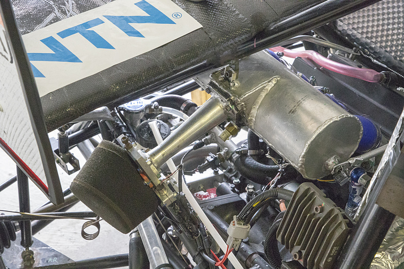 直径20mmというかなり径を絞ったリストリクターを付けるのが決まり。吸入空気量が少ないだけにサージタンクの容量が重要になる