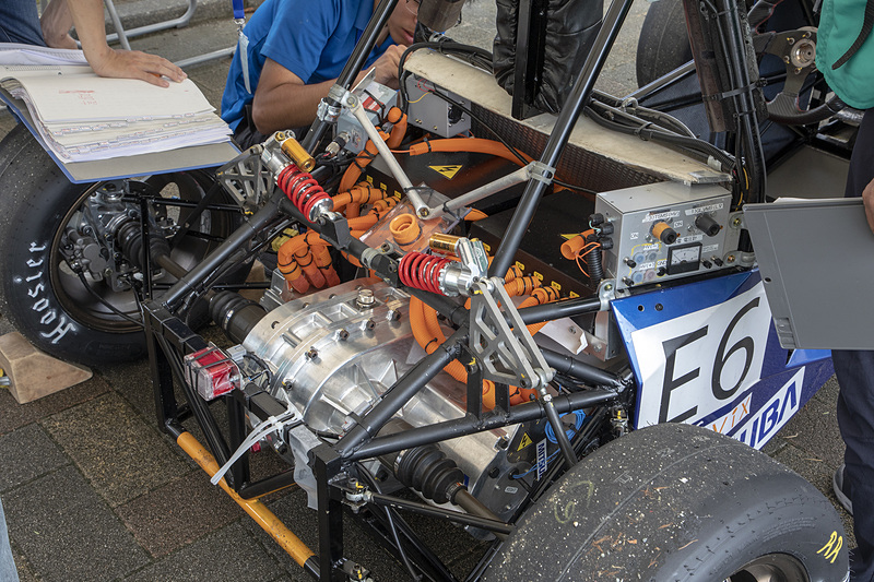 市販車用のモーターやインバーターを流用するが、制御は学生のオリジナルとなる