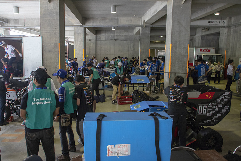 スタジアム内の通路を使用して、シード校の優先車検が行なわれた