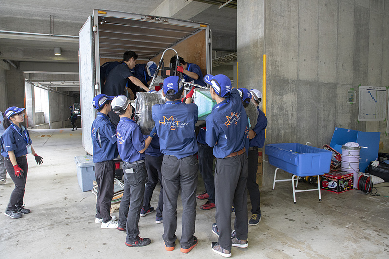 マシンはパネルトラックでほかの機材と一緒に運搬されているので、積み降ろしは「手で持って」行なう