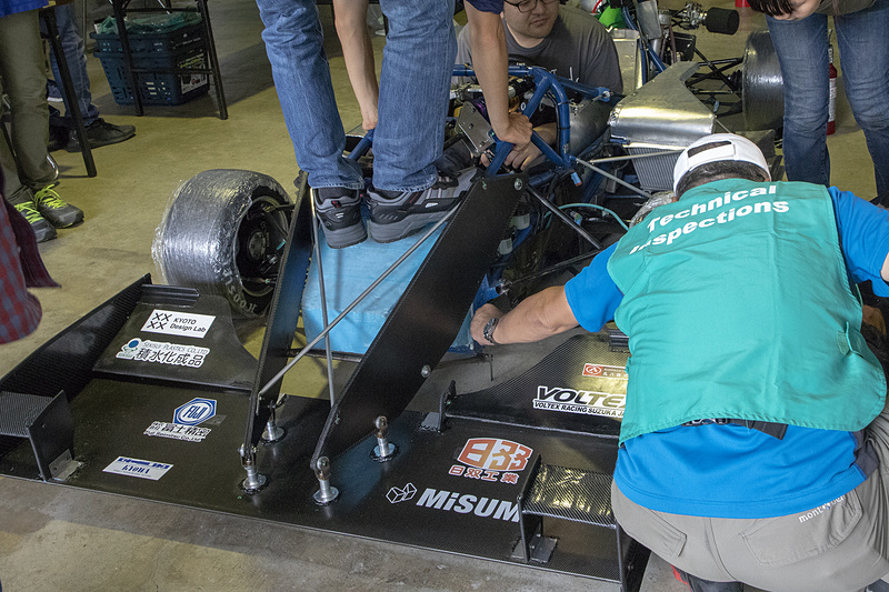 最低地上高は車体をバンプさせた状態でも計測。非常に細かい部分までチェックされる