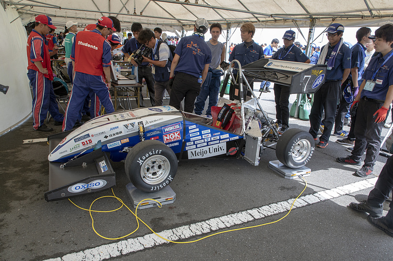 こちらは車重の計測。コーナーウエイトゲージにて測定